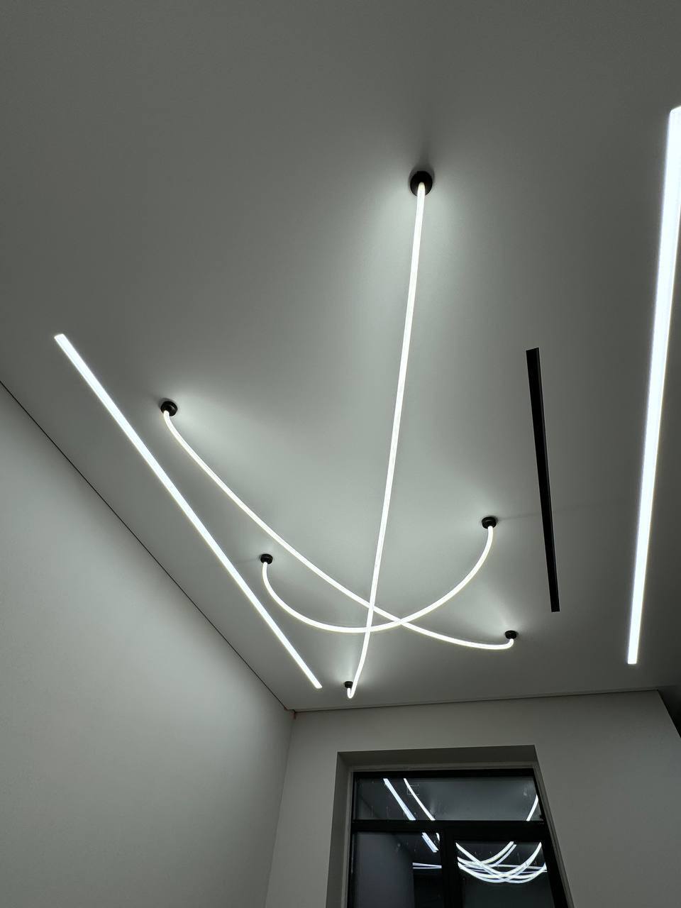 Глянцевый натяжной потолок 1