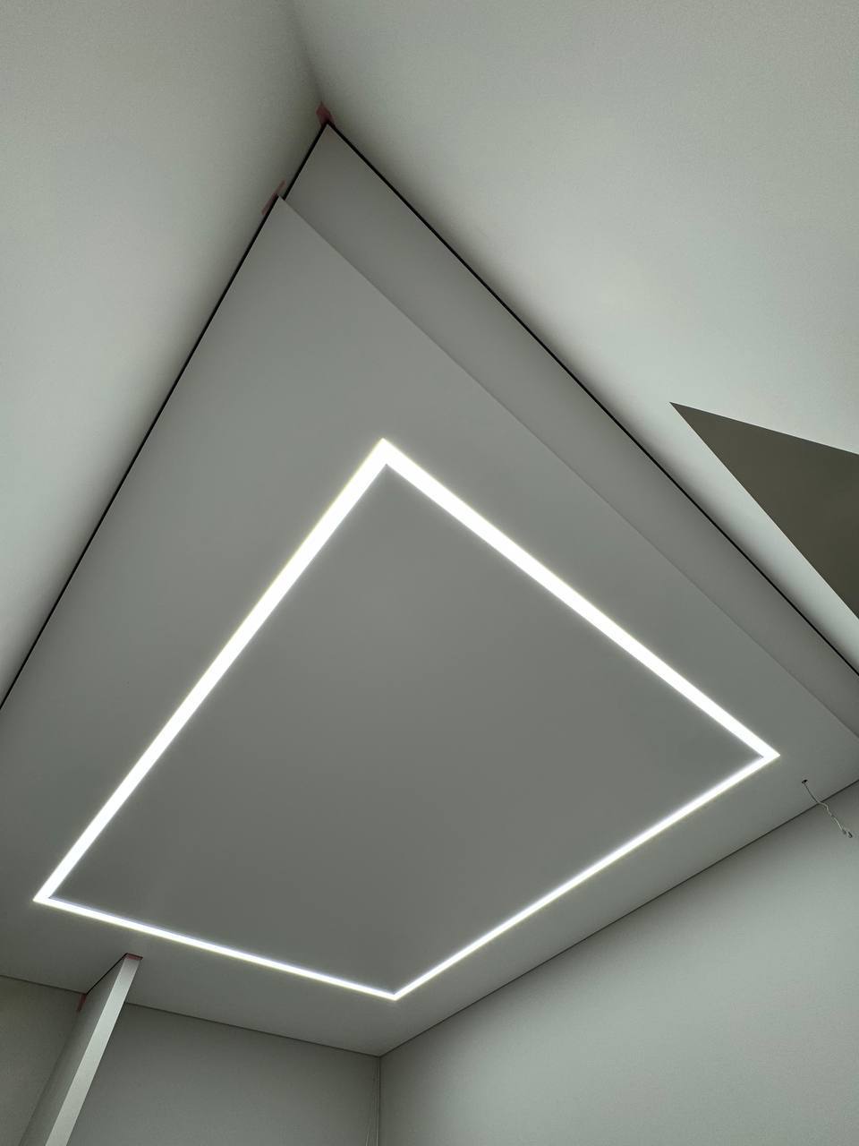 Сатиновый натяжной потолок 1